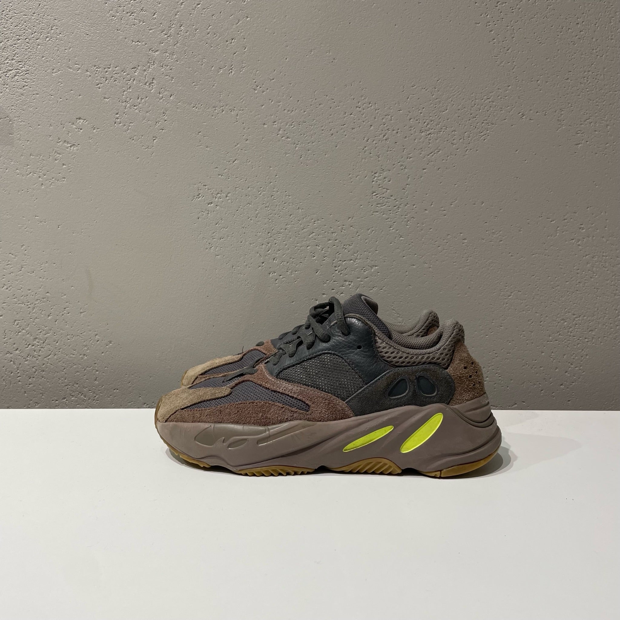 Resell hot sale yeezy 700