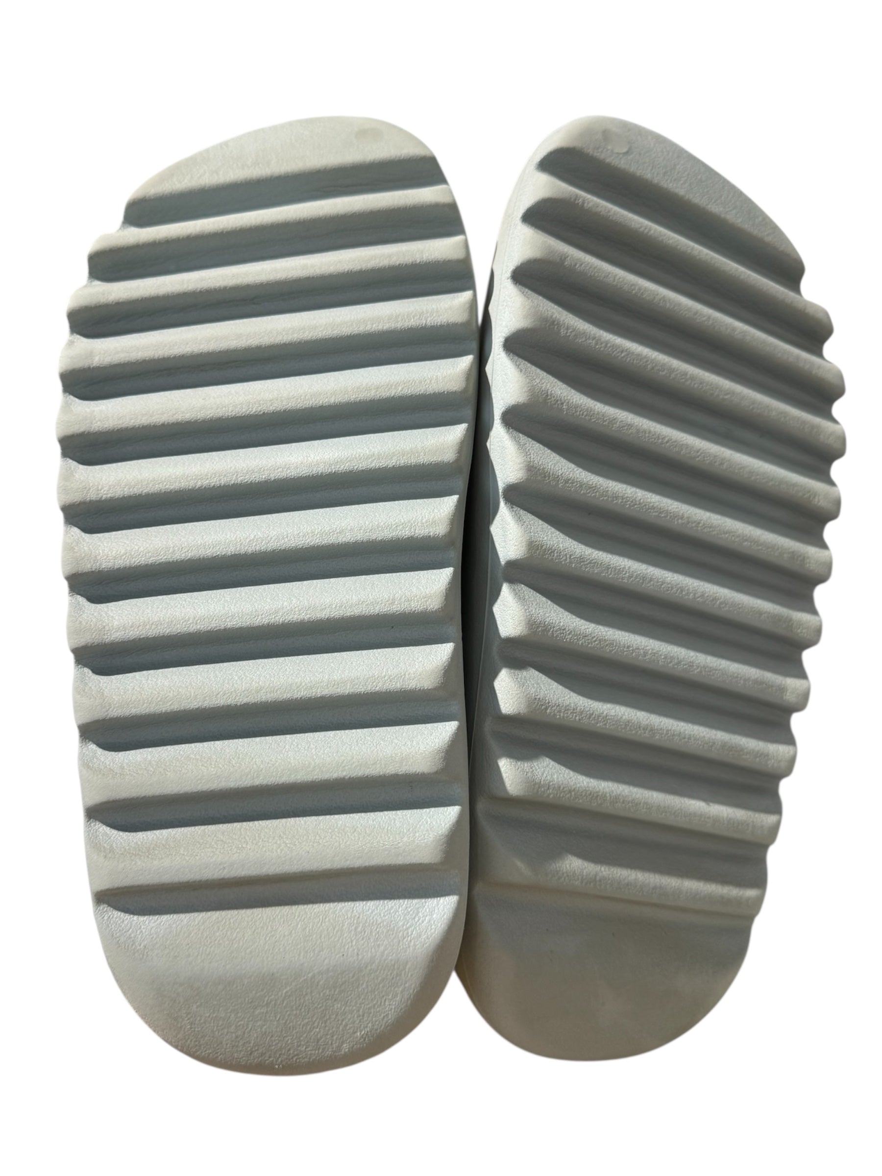 Used Yeezy Slide Salt (ID5480) - HYPEBEASTBALTICS – hypebeastbaltics